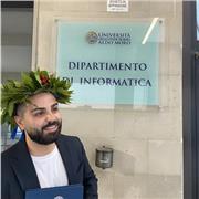 Laureato in informatica, impartisce lezioni di matematica, informatica e sistemi e reti per ragazzini di scuole medie e superiori
